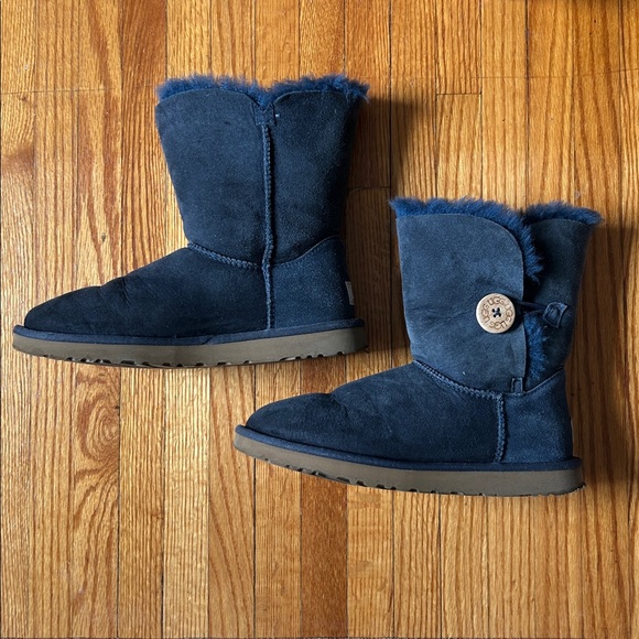 UGG Bailey Boots with Buttons - Picture 2 of 4